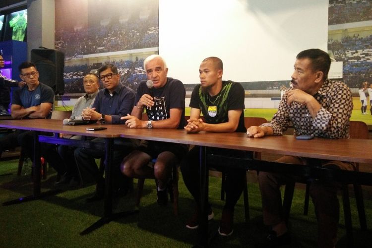 Pelatih Persib Mario Gomez saat memberi keterangan kepada media terkait isu dugaan suap pemain di Graha Persib, Jalan Sulanjana, Rabu (21/11/2018).