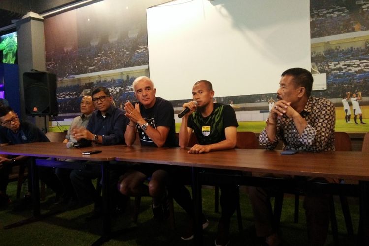 Kapten Persib Bandung Supardi Nasir saat memberi penjelasan kepada media soal beredarnya isu suap pemain di Graha Persib, Jalan Sulanjana, Rabu (21/11/2018).