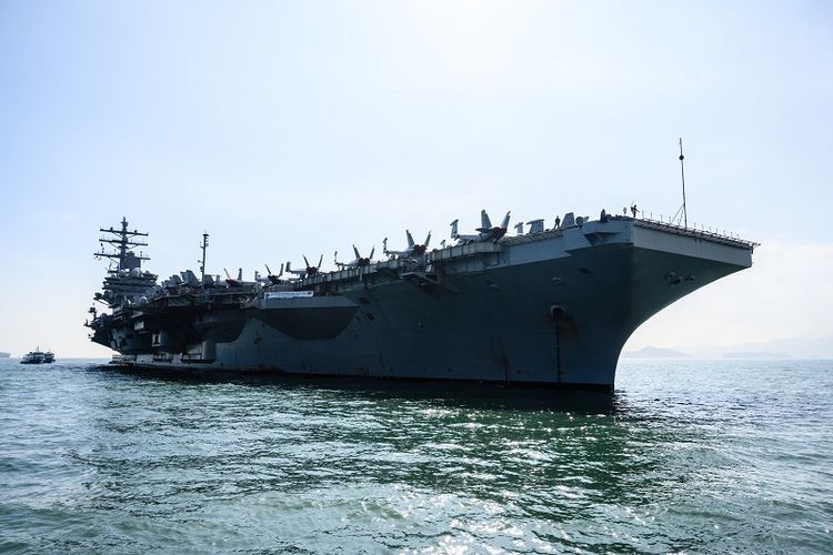 Kapal induk AS USS Ronald Reagan saat tiba di pelabuhan Hong Kong, Rabu (21/11/2018).
