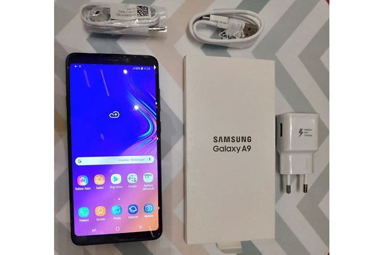 Isi kotak kemasan Galaxy A9 yang terdiri dari satu unit ponsel, kepala charger, kabel USB type C, dan earphone