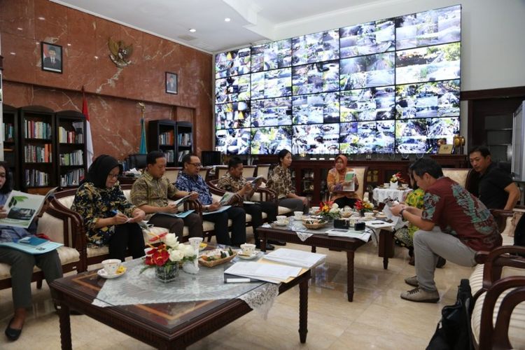 Wali Kota Surabaya, Tri Rismaharini menerima pereakilan Pemerintah Kota Kitakyushu, Jepang di Balai Kota Surabaya, Kamis (22/11/2018).