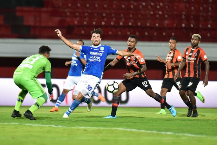 Striker Persib Bandung Jonathan Bauman saat berebut bola dengan pemain Perseru Serui, Jumat (23/11/2018) malam. 