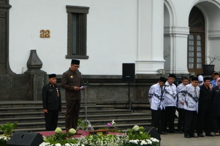 Gubernur Jawa Barat Ridwan Kamil saat berpidato dalam upacara peringatan Hari Guru Nasional di Gedung Sate, Jalan Diponegoro, Senin (26/11/2018).