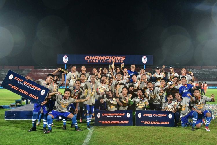 Persib U-19 saat berselebrasi usai menjuarai Liga 1 U-19. Di partai final, Persib menang 1-0 atas Persija Jakarta di Stadion I Wayan Dipta, Gianyar, Bali, Senin (26/11/2018) kemarin. 