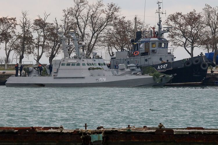 Kapal AL Ukraina yang disita Rusia terlihat di pelabuhan Kerch, Crimea, Senin (26/11/2018). 