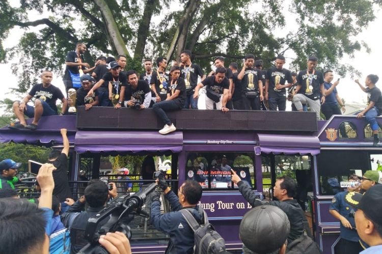 Para pemain Persib U-19 saat diarak menggunakan bus wisata Bandros seusai menjuarai Liga 1 U-19, Selasa (27/11/2018).