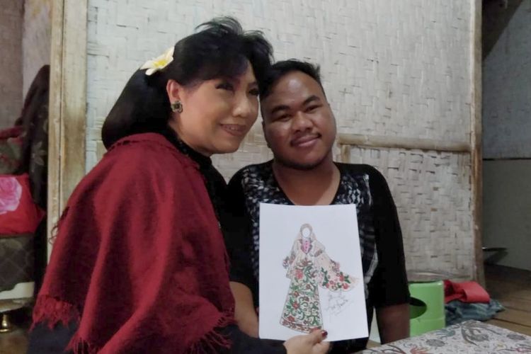Desainer ternama, Anne Avantie mengunjungi Rahmat Hidayat di Kampung Ciawitali RT 02 RW 06 Desa Sindangkerta, Kecamatan Sindangkerta, Kabupaten Bandung Barat, Selasa (27/11/2018) kemarin.  