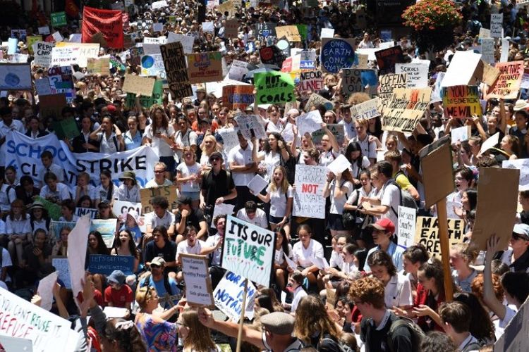 Ribuan murid sekolah yang berbeda di Australia menggelar aksi unjuk rasa untuk kesadaran perubahan iklim. Foto ini diambil di Martin Place di Sydney, Jumat (30/11/2018). (AFP/Saeed Khan)