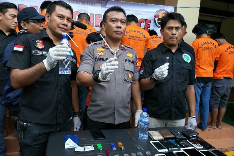 Polsek Tambora mengungkap hasil operasi narkoba dengan penangkapan 14 pemuda di Jalan Kebon Sayur, Jembatan Besi, Tambora, Jakarta Barat pada Jumat (30/11/2018).