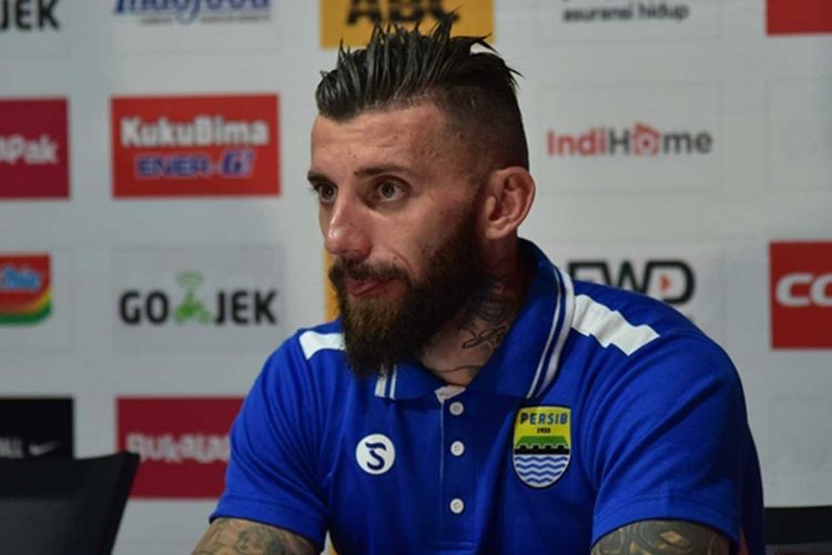 Bek Persib Bandung asal Serbia, Bojan Malisic. 