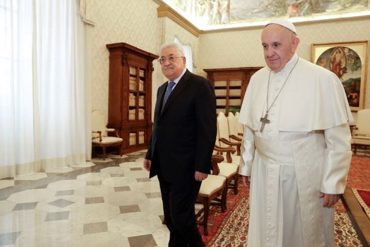 Paus Fransiskus (kanan) bertemu dengan Presiden Palestina Mahmoud Abbas (kiri) di Vatikan, pada Senin (3/12/2018). (AFP/Andrew Medichini)