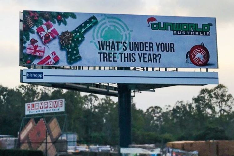 Reklame yang mempromosikan pistol sebagai hadiah Natal ini muncul di Kota Brisbane, Australia. (ABC News)