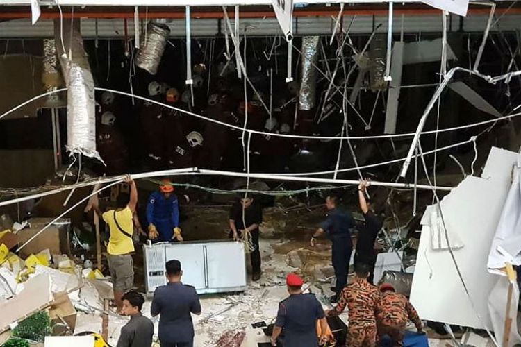 Ledakan dahsyat terjadi di gerai NeNe Chicken di lantai dasar CityOne Megamall, Kuching, Malaysia, Selasa (4/12/2018). (AFP via Straits Times)