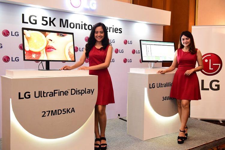 Dua monitor LG beresolusi 5K yakni UltraFine Display 27MD5KA (kiri) dan LG UtraWide Monitor 34WK95U (kanan).