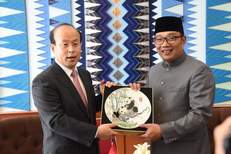 Gubernur Jawa Barat Ridwan Kamil menerima kunjungan kehormatan dari Duta Besar Republik Rakyat Tiongkok (RRT) untuk RI Xiao Qian di Gedung Sate, Jumat (7/12/18). 