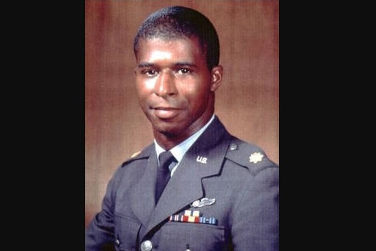 Mayor Robert Henry Lawrence Jr yang menjadi astronaut Afrika-Amerika pertama, dipilih untuk misi MOL.