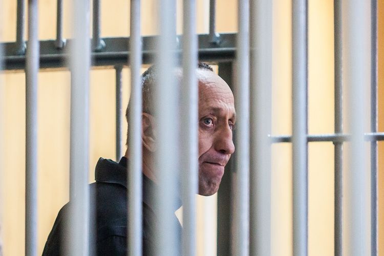 Mikhail Popkov (54)  duduk di dalam kerangkeng khusus saat mendengarkan keputusan hakim di pengadilan kota Irkutsk, Rusia, Senin (10/12/2018). Popkov dinyatakan bersalah membunuh 56 orang dalam kurun waktu 1992-2007.