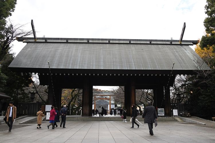 Pintu utama Kuil Yasukuni, di Tokyo, Jepang.
