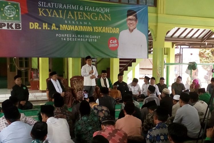 Ketua Umum Partai Kebangkitan Bangsa Muhaimin Iskandar saat menyampaikan sambutan di depan para kiai dan ajengan di Ponpes Al-Halim, Jumat (14/12/2018) sore.