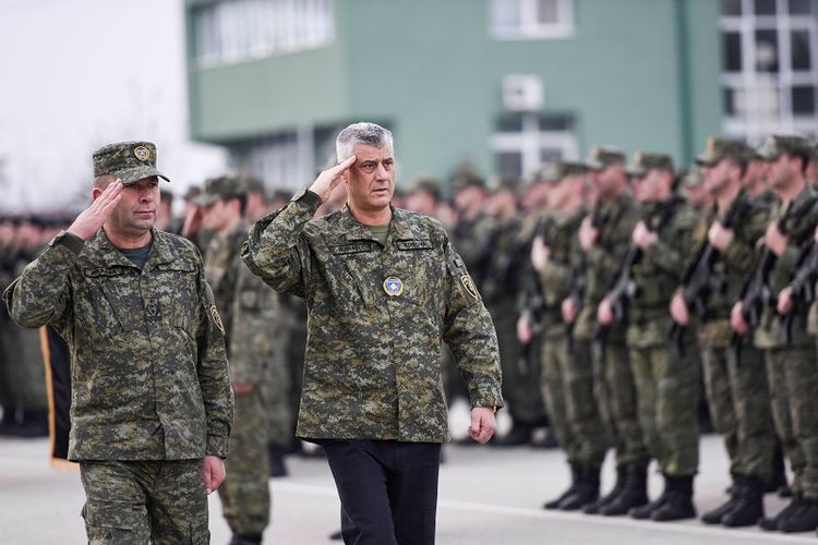 Presiden Kosovo Hashim Thaci (kanan) memeriksa personel Pasukan Keamanan Kosovo (KSF) di Pristina, Kamis (13/12/2018). 