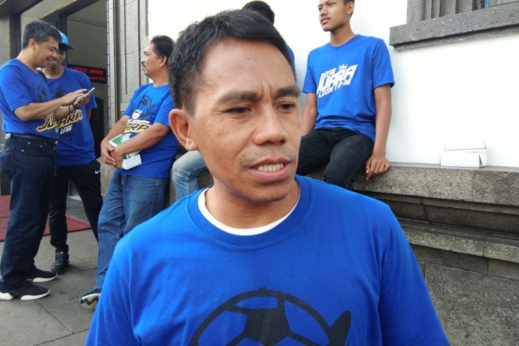 Pelatih Persib U-19, Budiman, saat ditemui di Gedung Sate, Jalan Diponegoro, Jumat (14/12/2018).