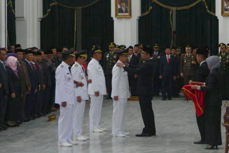 Gubernur Jawa Barat Ridwan Kamil saat melantik dua kepala daerah yakni Ruhimat dan Agus Masykur sebagai Bupati Subang dan Wakil Bupati Subang serta Karna Sobahi dan Tarsono Mardiana selaku Bupati Majalengka dan Wakil Bupati Majalengka di Aula Barat Gedung Sate, Jalan Diponegoro, Rabu (19/12/2018).   