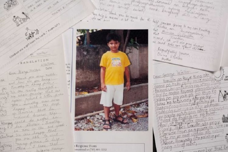 Inilah surat yang ditulis mendiang mantan Presiden Amerika Serikat George HW Bush kepada bocah tujuh tahun asal Filipina bernama Timothy beserta foto bocah tersebut.