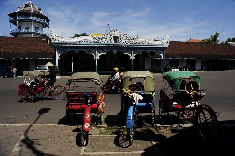 Becak menunggu penumpang di halaman Keraton Surakarta, Solo, Jawa Tengah