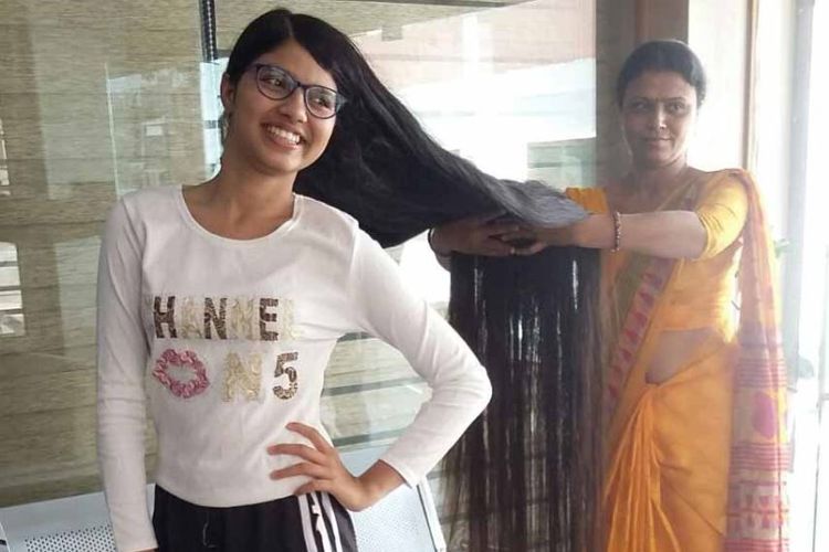 Nilanshi Patel (16) bersama ibunya, menunjukkan rambutnya yang sepanjang 170,5 sentimeter.