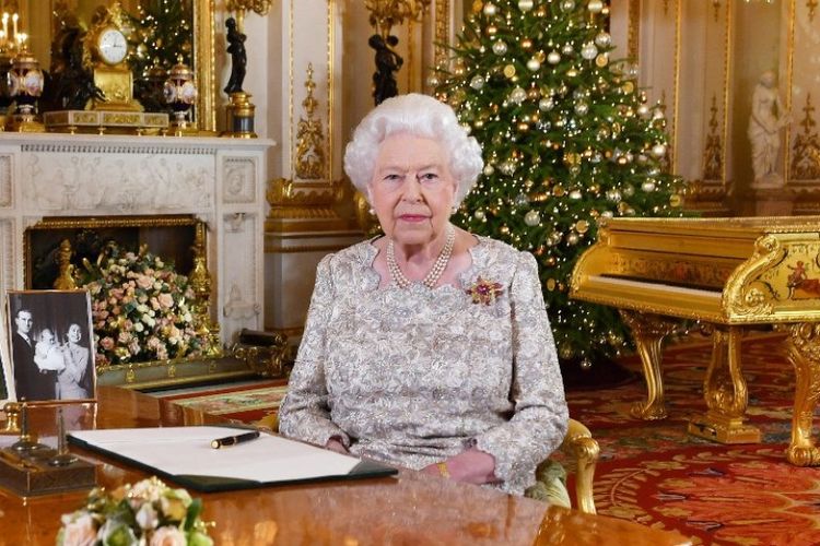 Ratu Inggris Elizabeth II berfoto setelah dia merekam pesan untuk Hari Natal, di White Drawing Room, Istana Buckingham, di London. Foto ini dirilis pada Senin (24/12/2018). (AFP/John Stillwell)