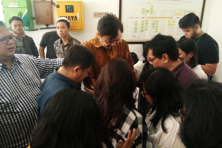 Terdakwa suap perizinan Meikarta, Billy Sindoro saat berdoa bersama keluarganya usai sidang pembacaan eksepsi di Pengadilan Negeri Tipikor Bandung, Jalan LLRE Martadinata, Bandung, Rabu (26/12/2018).  