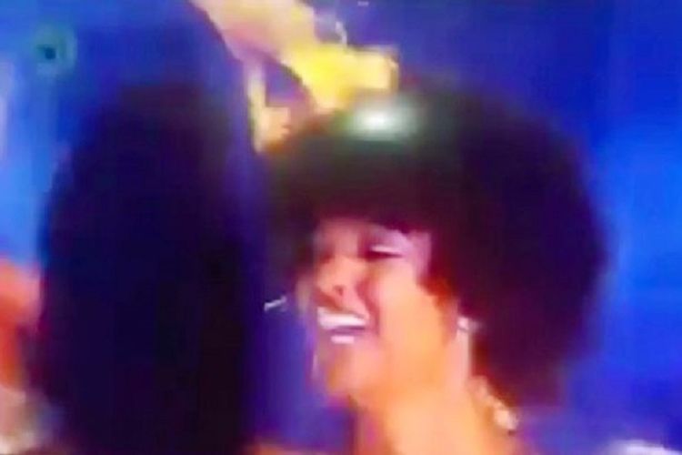 Potongan video memperlihatkan rambut Miss Congo Dorcas Kasinde terbakar sesaat setelah dia dinobatkan sebagai Miss Africa.