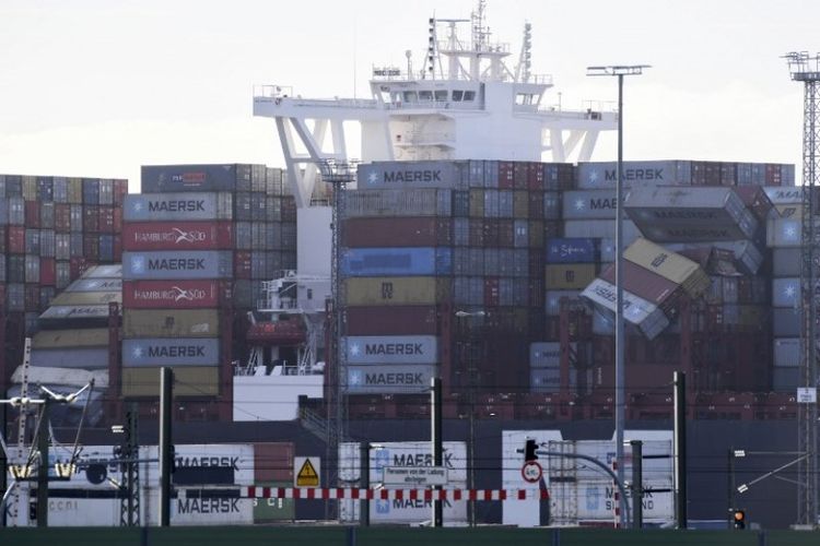 Kapal kargo MSC Zoe terjebak dalam cuaca buruk pada 2 Januari 2019 di Laut Utara sehingga membuat 270 kontainer jatuh ke laut. (AFP/Patrik Stollarz).