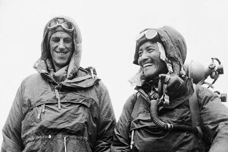 Keberhasilan Edmund Hillary (kiri) setelah capai puncak Everest