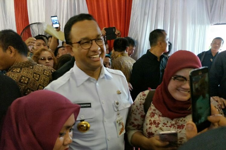 Gubernur DKI Jakarta Anies Baswedan usai mengikuti acara penyerahan sertifikat lahan kepada perwakilan warga Jakarta Barat di GOR Cendrawasih, Cengkareng pada Rabu (9/1/2019).
