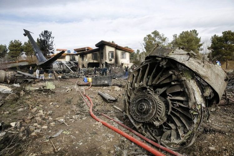 Pesawat kargo Boeing 707  menabrak kompleks perumahan usai gagal mendarat di landasan pacu akibat cuaca buruk di dekat bandara Fath, dekat Karaj di bagian tengah provinsi Alborz. Iran, Senin (14/1/2019). (AFP/MIZAN NEWS/HASAN SHIRVANI)