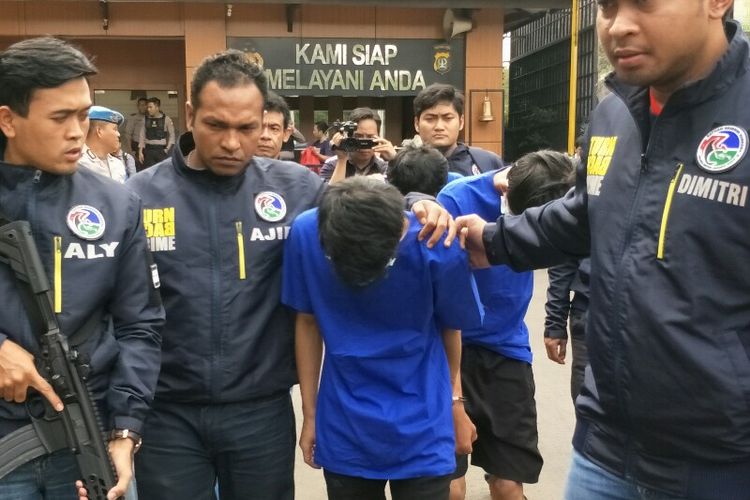 Polsek Kembangan mengungkap kasus peredaran narkoba di wilayah salah satu sekolah Jakarta Barat pada Selasa (15/1/2019) di Mapolres Metro Jakarta Barat. 