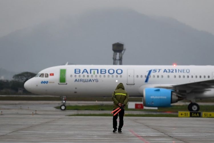 Pesawat Airbus A321Neo milik maskapai Bamboo Airways di bandara Domestik Noi Bai, Hanoi, Vietnam, pada Rabu (16/1/2019). (AFP/MANAN VATSYAYANA)