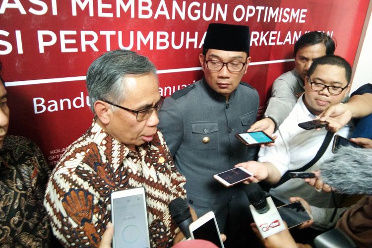 Ketua Dewan Komisioner Otoritas Jasa Keuangan (OJK) Wimboh Santoso bersama Gubernur Jawa Barat Ridwan Kamil saat ditemui sesuai menghadiri pertemuan tahunan Industri Jasa Keuangan Jawa Barat 2019 di Gedung Sate, Jalan Diponegoro, Senin (21/1/2019).