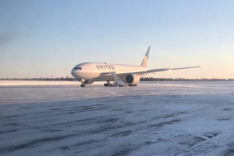 Pesawat milik maskapai United Airlines mengalami kerusakan di Bandara Goose Bay, Kanada, Sabtu (19/1/2019). (Twitter/Sonjay Dutterson)
