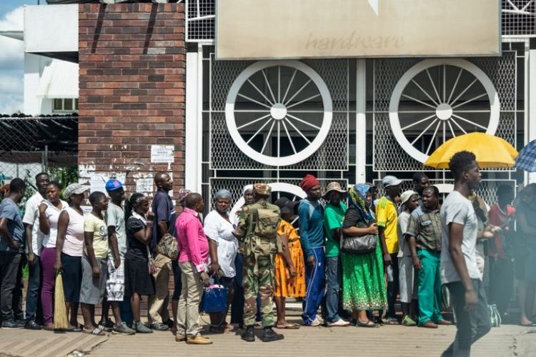 Suasana antrean warga yang hendak berbelanja pada Kamis (17/1/2019) di Bulawayo, Zimbabwe
, usai demonstrasi nasional meletus pada 14 Januari 2019 menyusul aksi mogok kerja massal untuk memprotes kenaikan BBM. (AFP/ZINYANGE AUNTONY)