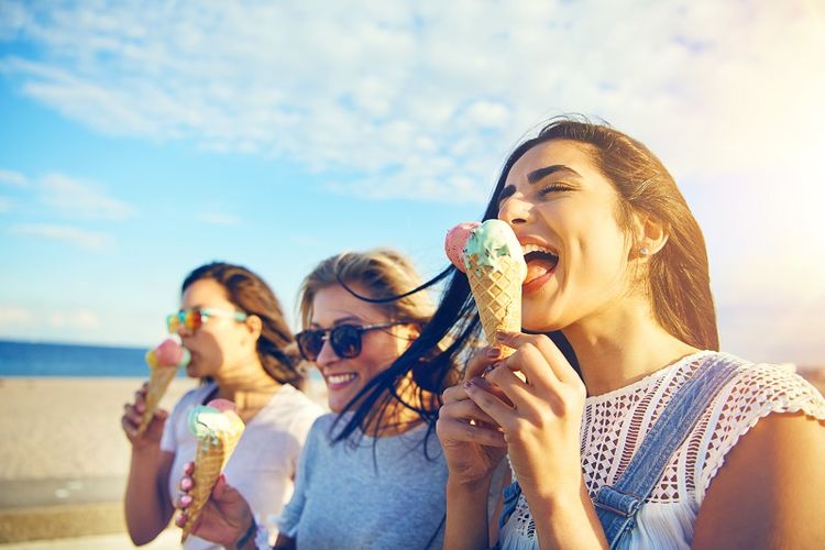 Beberapa perempuan tengah menikmati es krim.