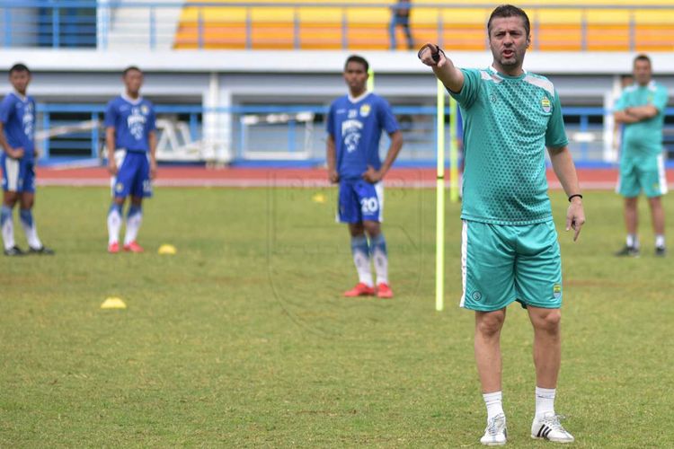 Pelatih Persib Bandung Miljan Radovic saat memimpin latihan di Lapangan Sport Arcamanik Jabar, beberapa waktu lalu. 