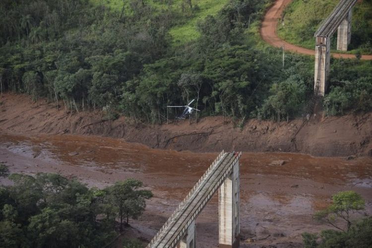 Bendungan milik perusahaan tambang raksasa Brazil Vale, dekat kota Brumadinho, Brasil, runtuh pada Jumat (25/1/2019). (AFP/Douglas Magno)