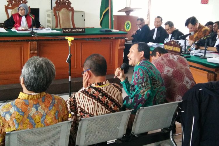 Sekretaris Daerah Jawa Barat Iwa Karniwa saat hadir sebagai saksi dalam sidang suap perizinan proyek Meikarta di Pengadilan Negeri Tindak Pidana Korupsi, Jalan LRE Martadinata, Senin (28/1/2019).