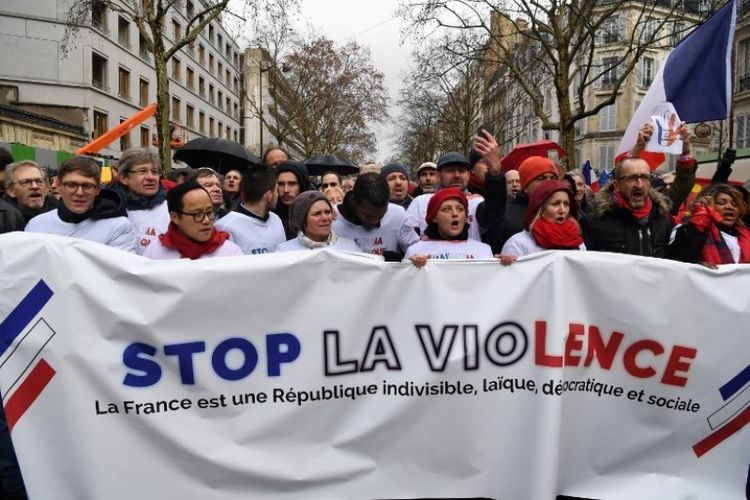 Demonstran mengenakan syal merah di Perancis kritik aksi kekerasan massa rompi kuning, Minggu (27/1/2019) di Paris. (AFP/Alain Jocard)