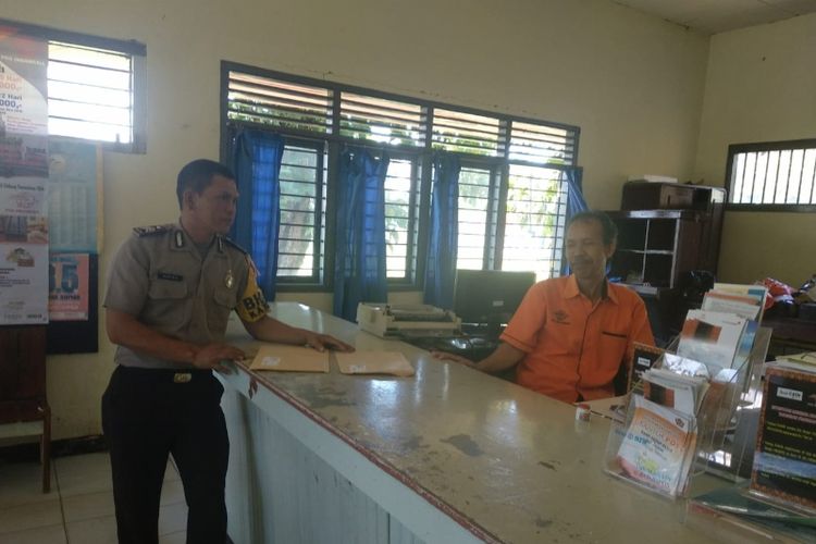 Petugas kepolisian Polres Kaur, Bengkulu, mengecek keberadaan pengiriman Tabloid Indonesia Barokah di sejumlah kantor pos, Selasa (29/1/2019). 