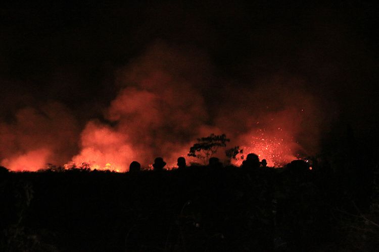 Kobaran titik api kebakaran lahan gambut kembali menyala tersebar di tiga titik di Kecamatan Johan Pahlawan, Kabupaten Aceh Barat. Rabu (30/01/2019) malam.  Sehingga petugas gabungan dari BPBD, TNI dan Polisi terus berupaya melaukan upaya pemadaman hingga malam hari.