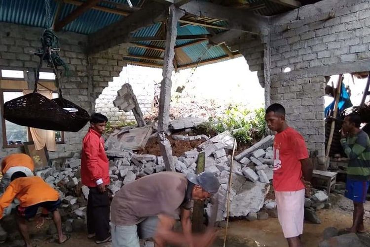 Salah satu rumah warga di Kecamatan Loloda, Kabupaten Halmahera Barat, Maluku Utara yang rusak akibat tanah longsor, Rabu (30/01/2019)