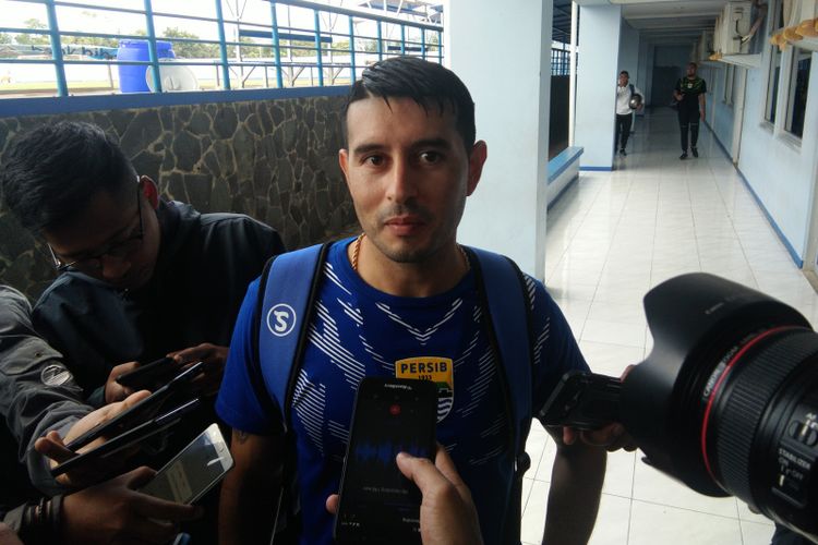 Gelandang anyar Persib Bandung, Esteban Vizcarra, saat ditemui di Lapangan Sport Arcamanik Jabar, Kamis (31/1/2019).